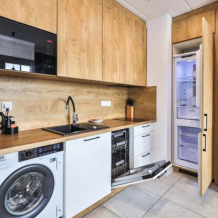 Wola Tower Deluxe Separate Bedroom With Free Garage - By Perfect Apart Varsovia Exterior foto
